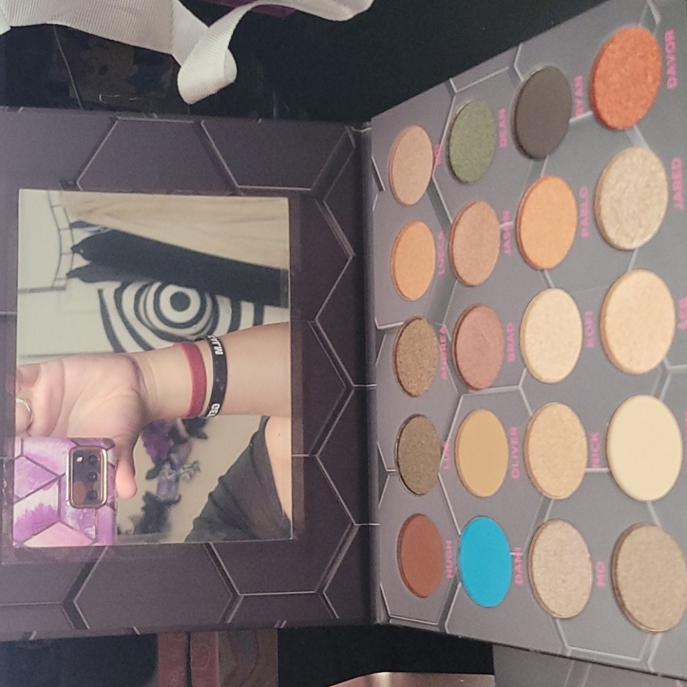 BeeBeauty Barbarella eyeshadow palette